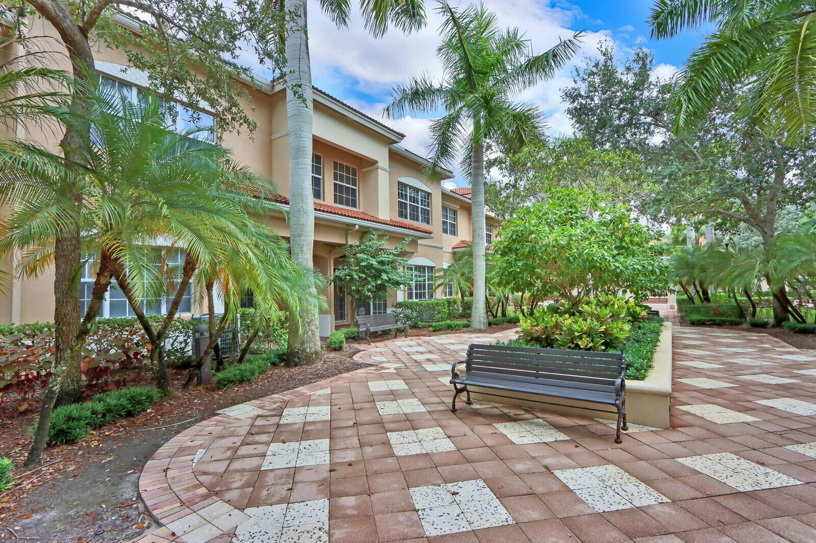 5006 Vine Cliff Way W