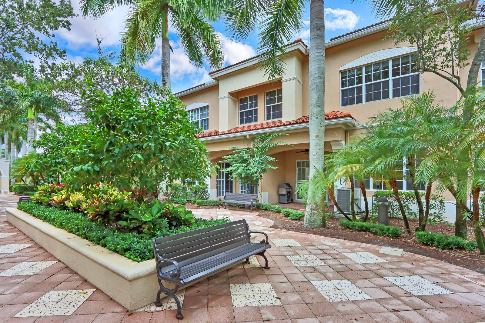 5006 Vine Cliff Way W