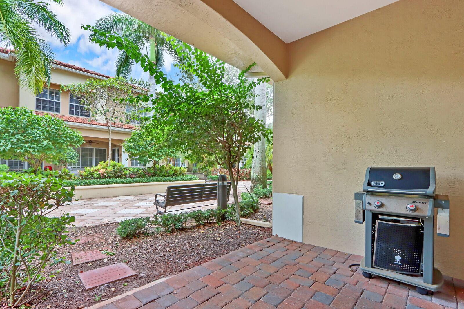 5006 Vine Cliff Way W