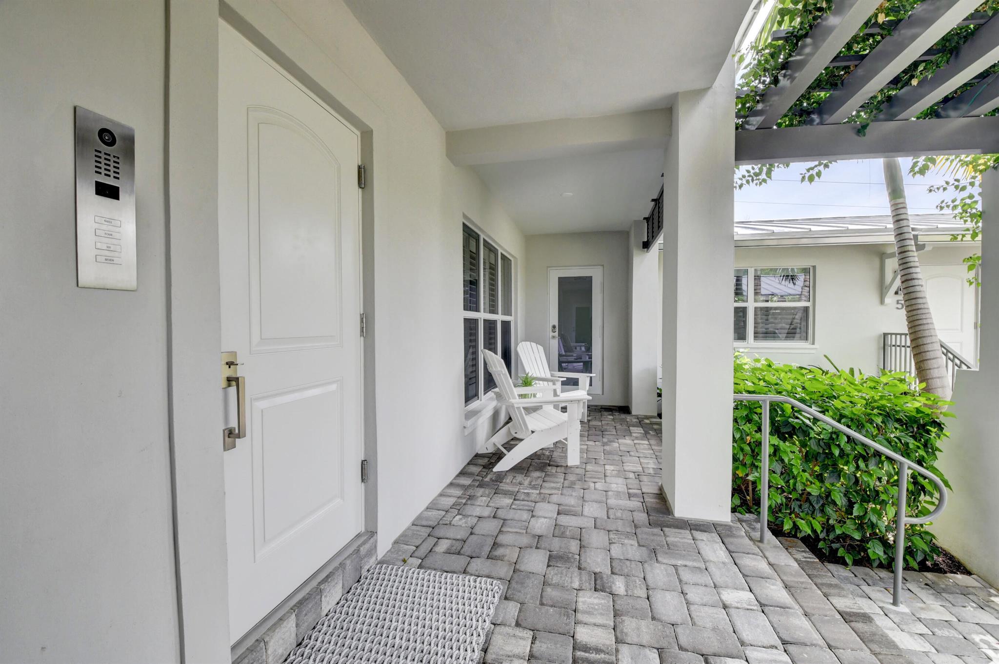 1025 Casuarina Road Unit: 4