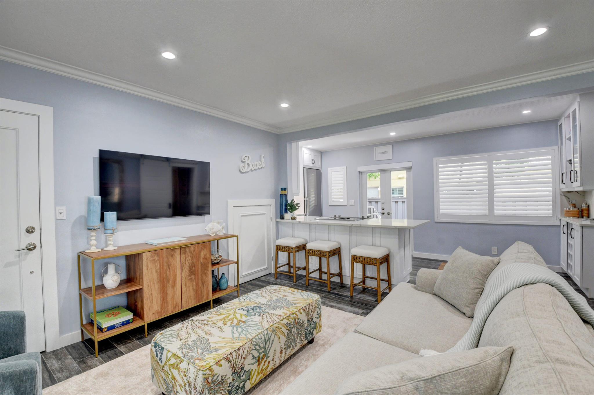 1025 Casuarina Road Unit: 4