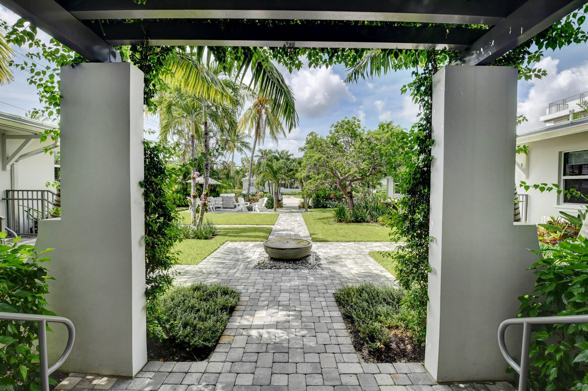 1025 Casuarina Road Unit: 4
