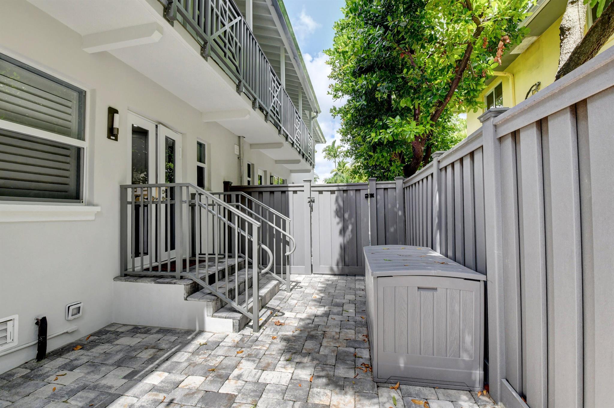 1025 Casuarina Road Unit: 4