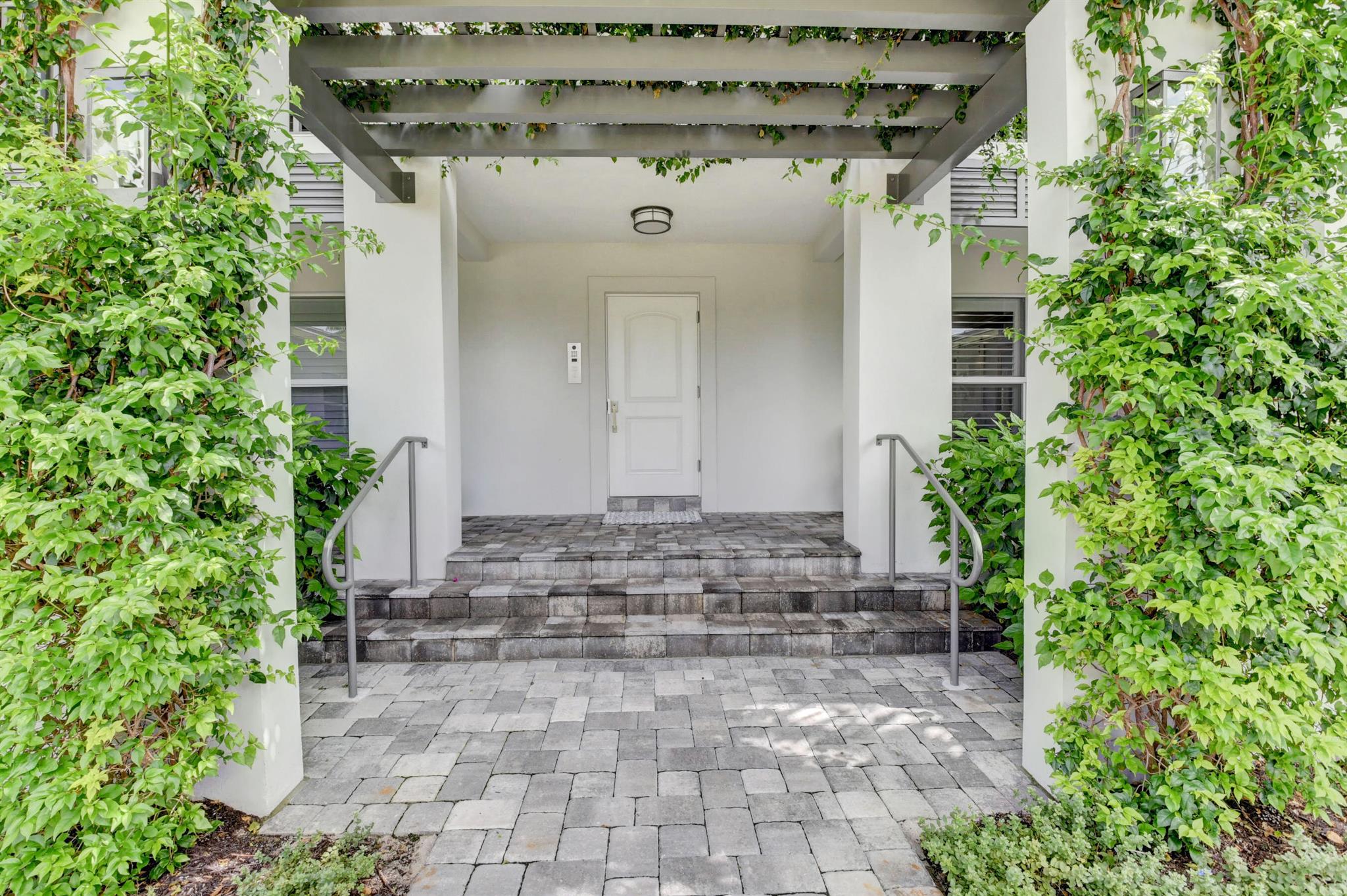 1025 Casuarina Road Unit: 4