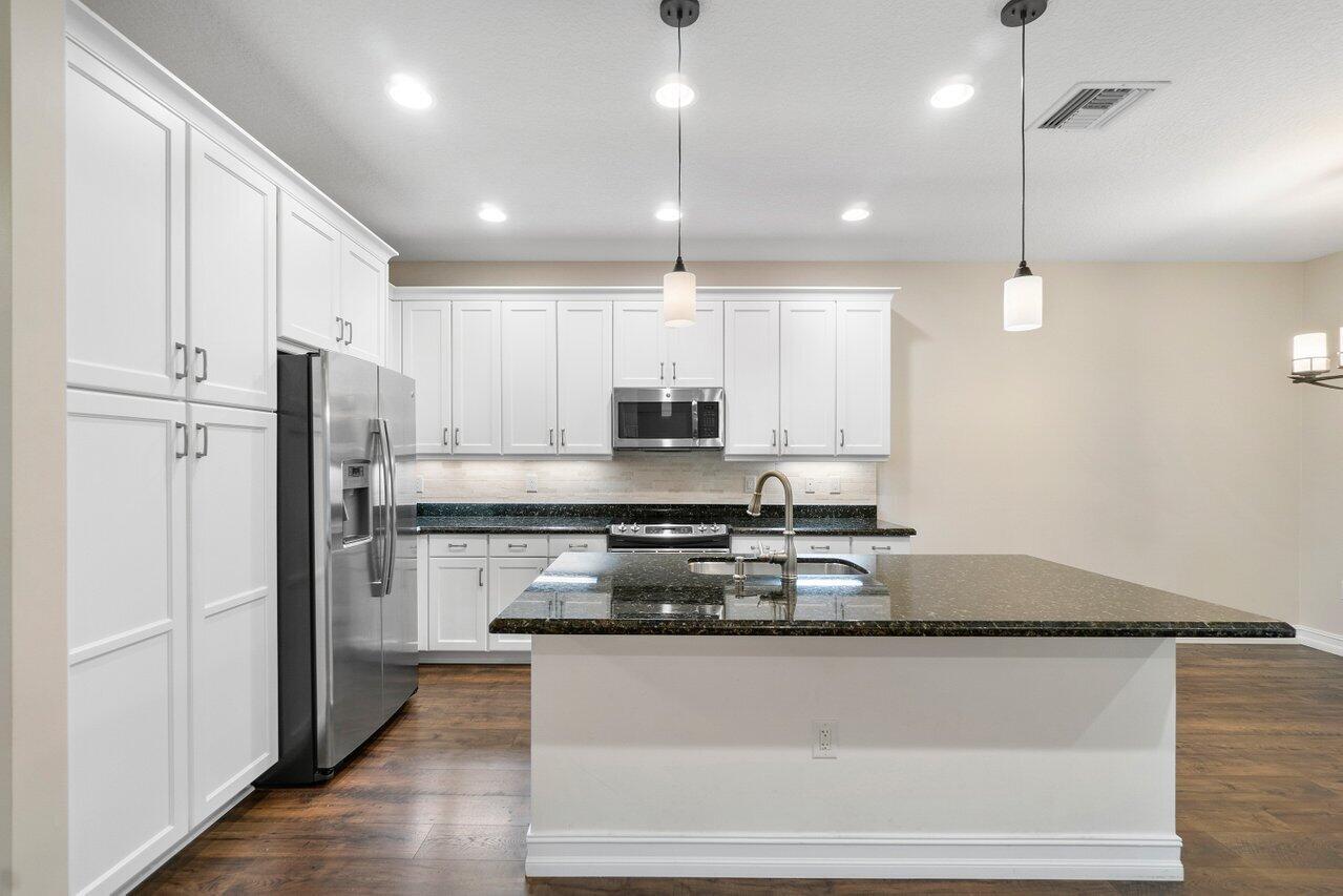 8068 Snowflake Obsidian Trail