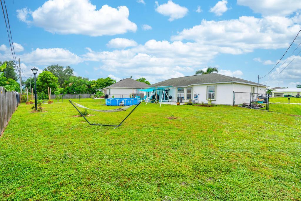325 SW Hollyhock Drive