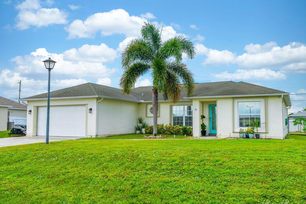 325 SW Hollyhock Drive
