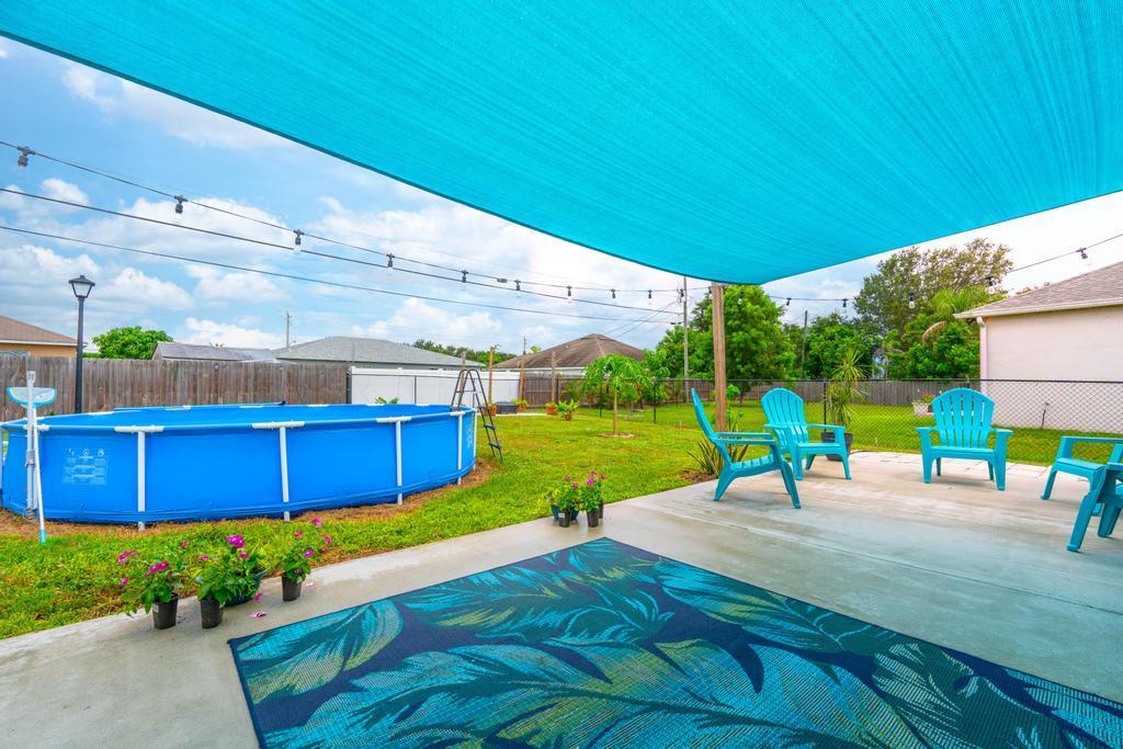 325 SW Hollyhock Drive