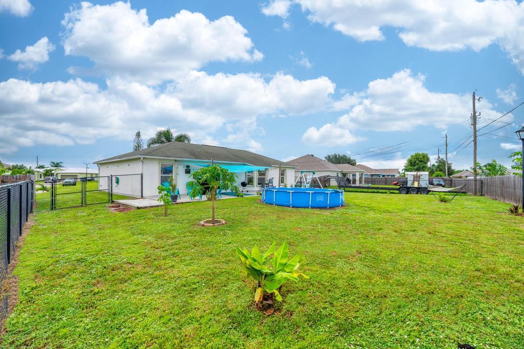 325 SW Hollyhock Drive
