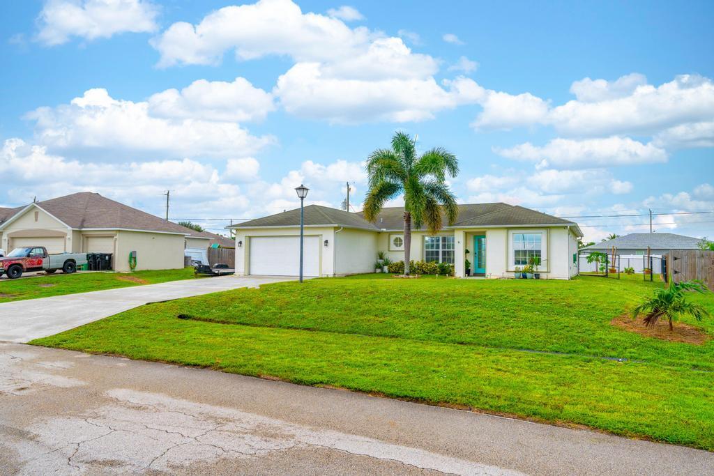 325 SW Hollyhock Drive
