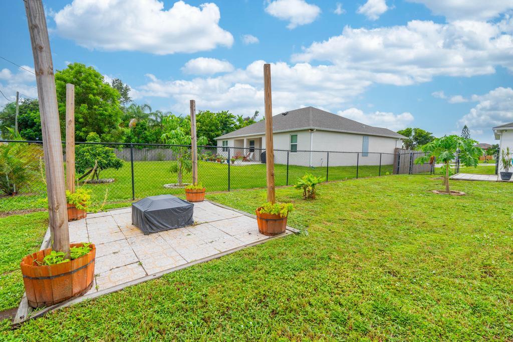325 SW Hollyhock Drive
