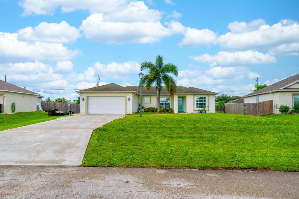 325 SW Hollyhock Drive