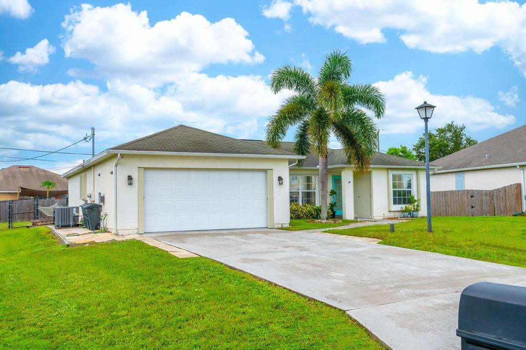325 SW Hollyhock Drive