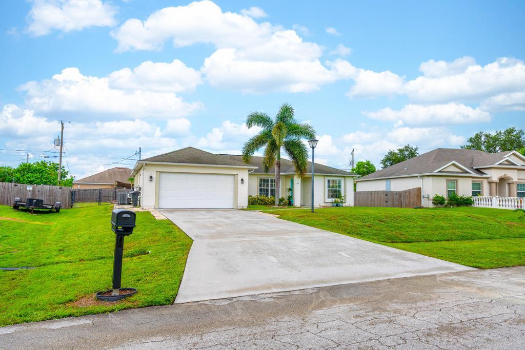 325 SW Hollyhock Drive