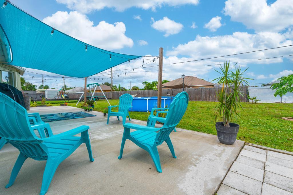 325 SW Hollyhock Drive
