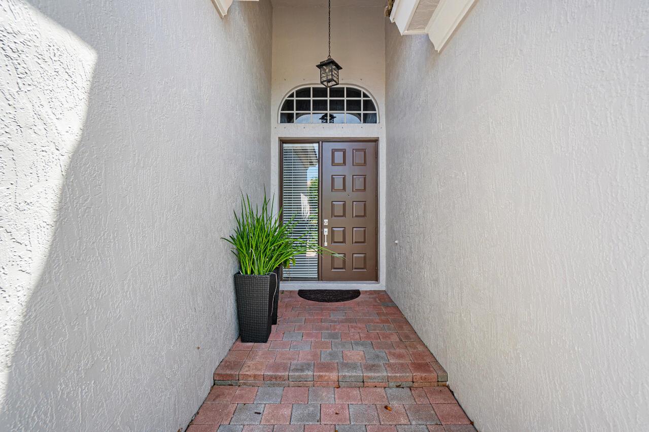 5743 Via De La Plata Circle