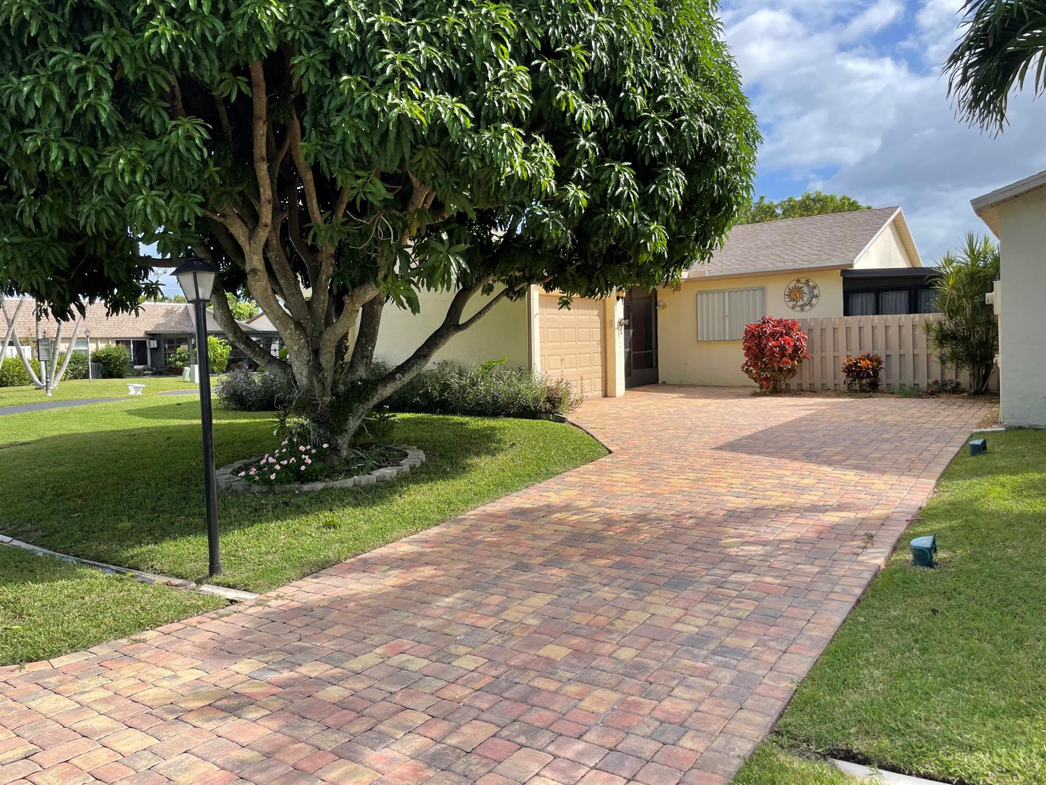 5585 Mirror Lakes Boulevard