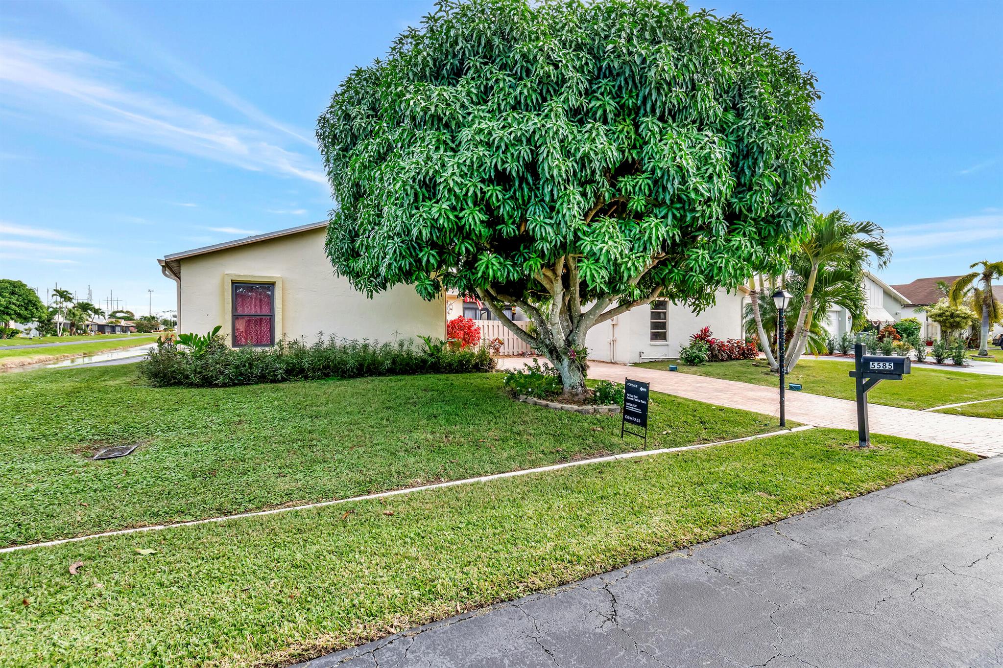 5585 Mirror Lakes Boulevard