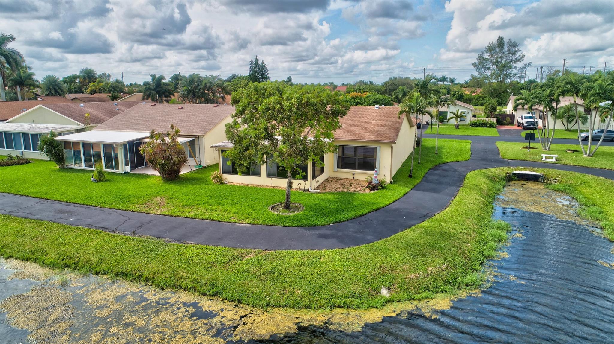 5585 Mirror Lakes Boulevard