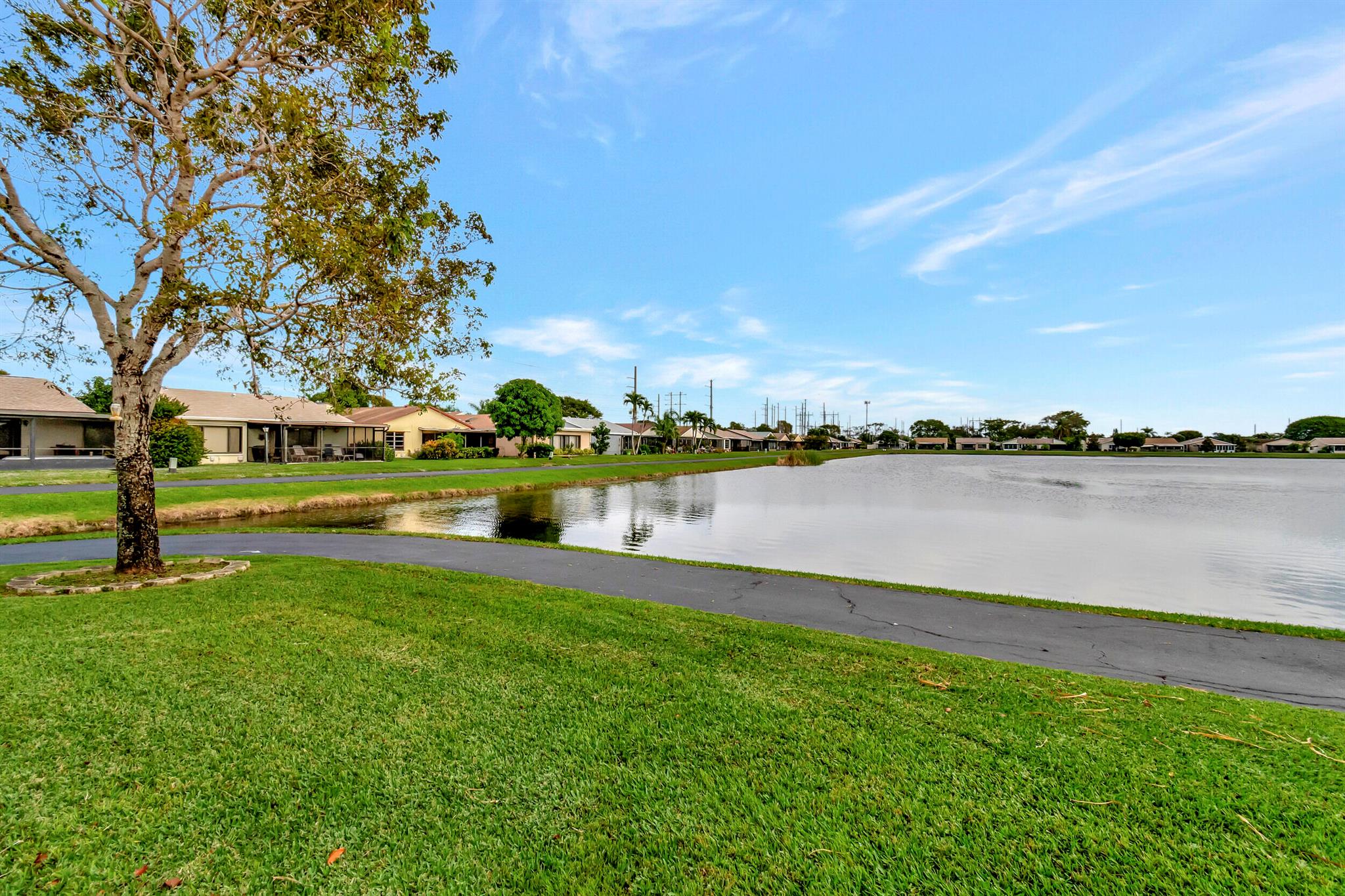 5585 Mirror Lakes Boulevard