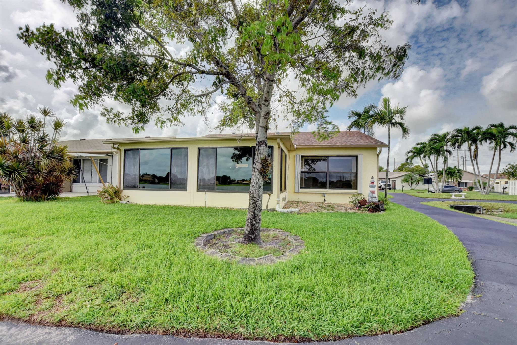 5585 Mirror Lakes Boulevard