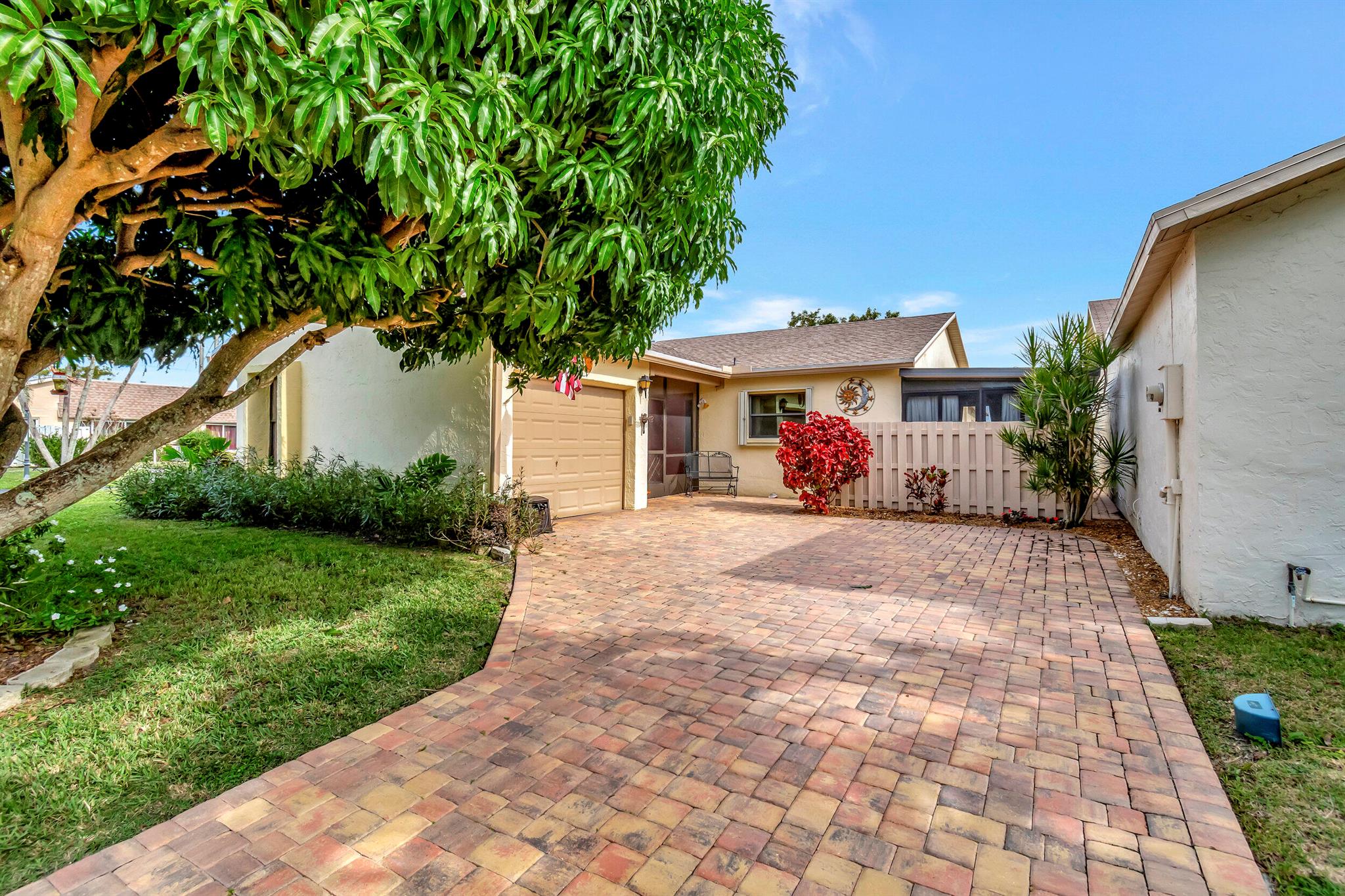 5585 Mirror Lakes Boulevard