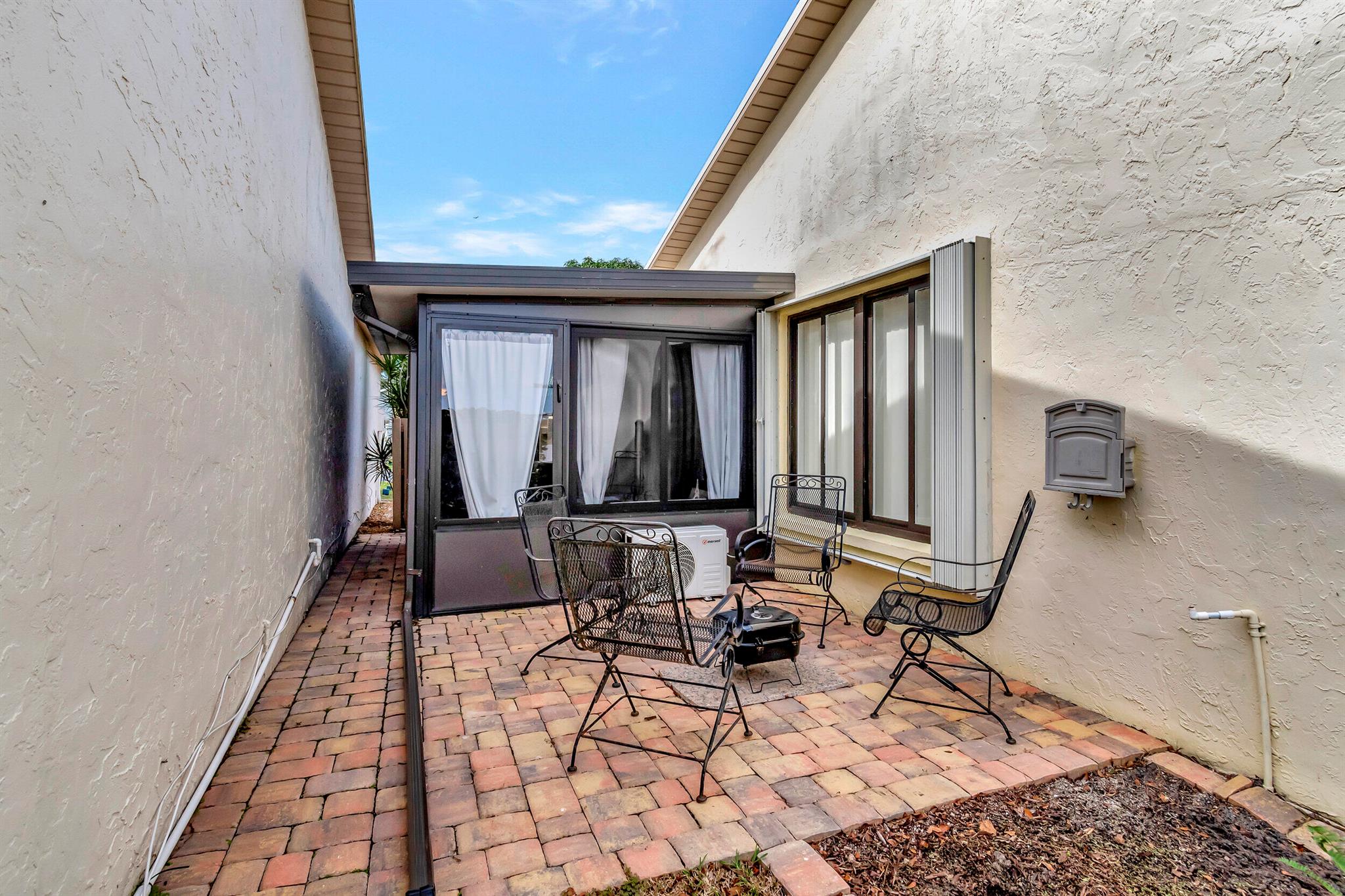 5585 Mirror Lakes Boulevard