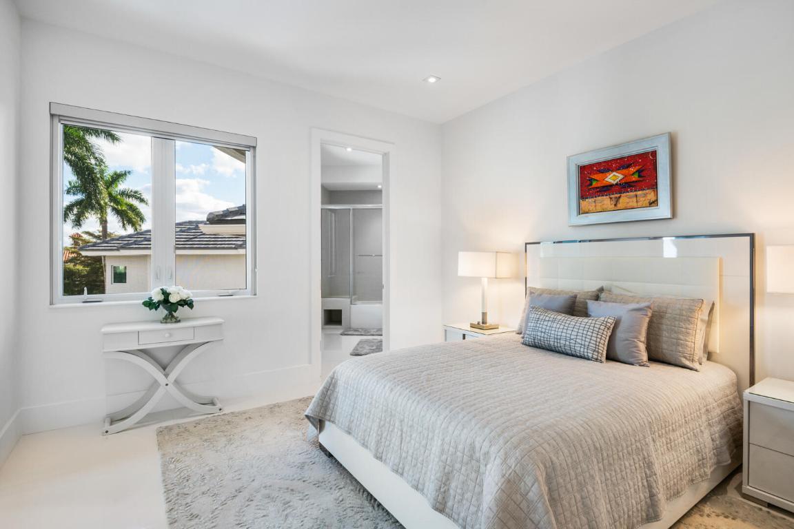 17106 Avenue Le Rivage