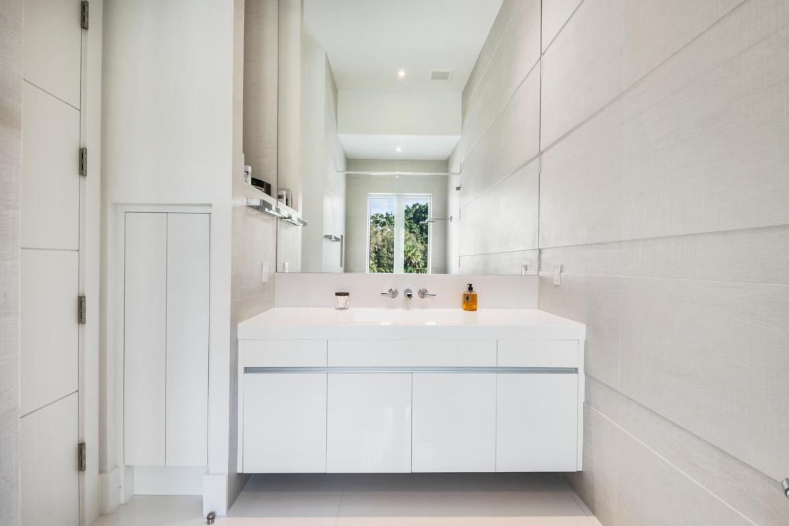 17106 Avenue Le Rivage