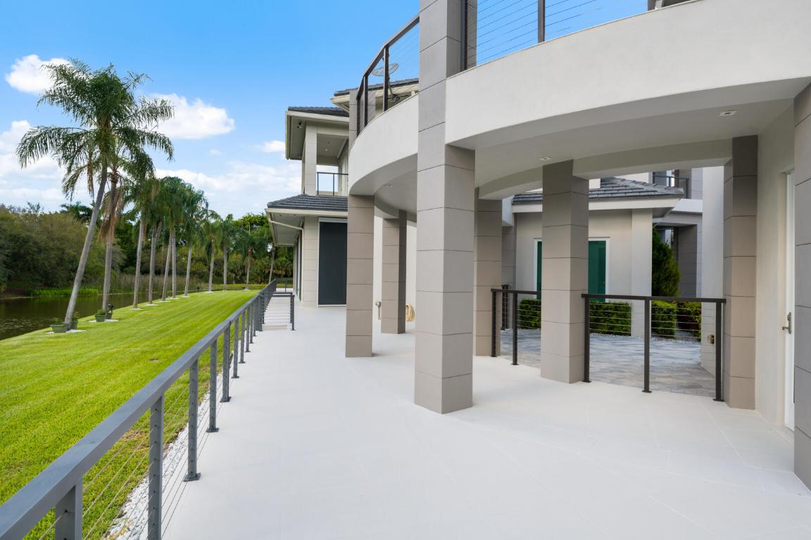 17106 Avenue Le Rivage