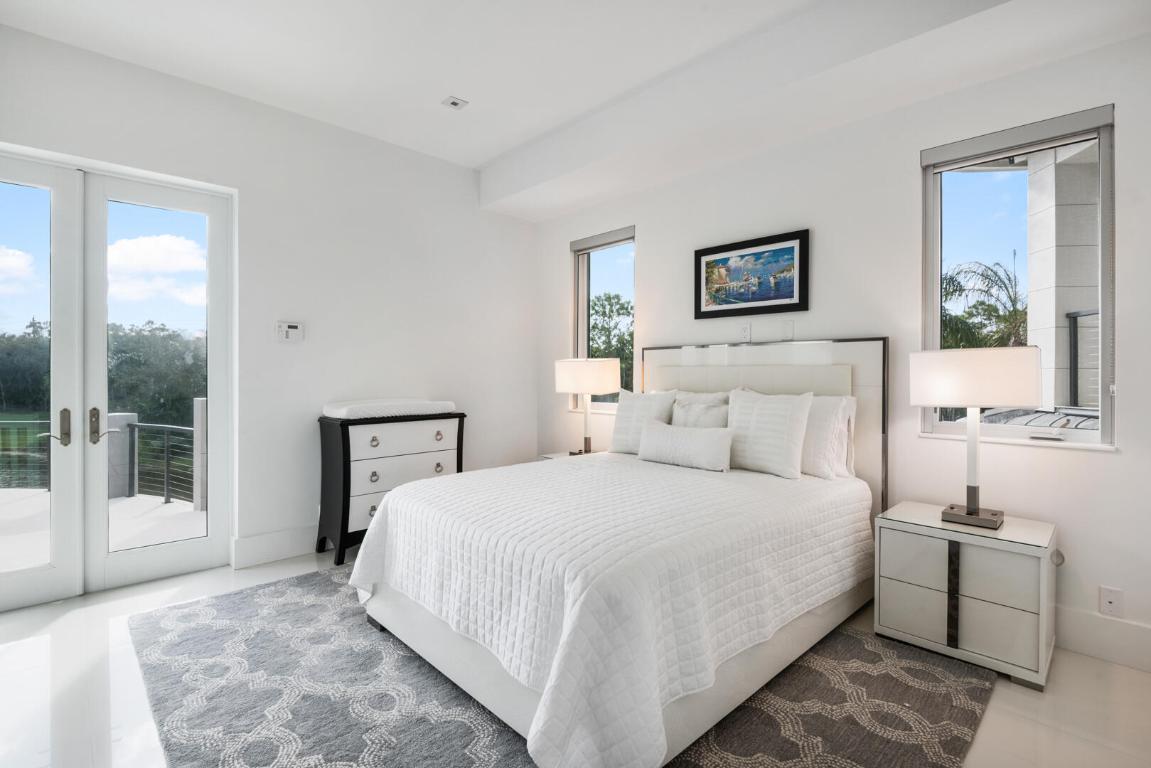 17106 Avenue Le Rivage
