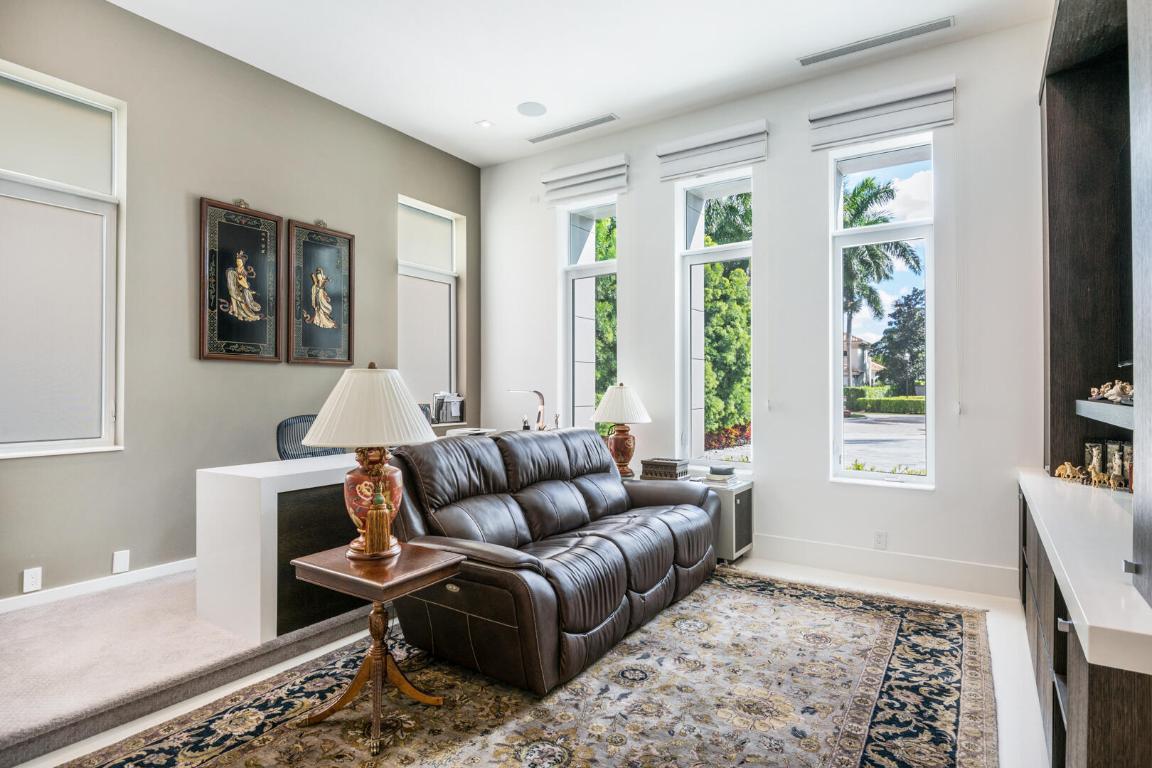 17106 Avenue Le Rivage