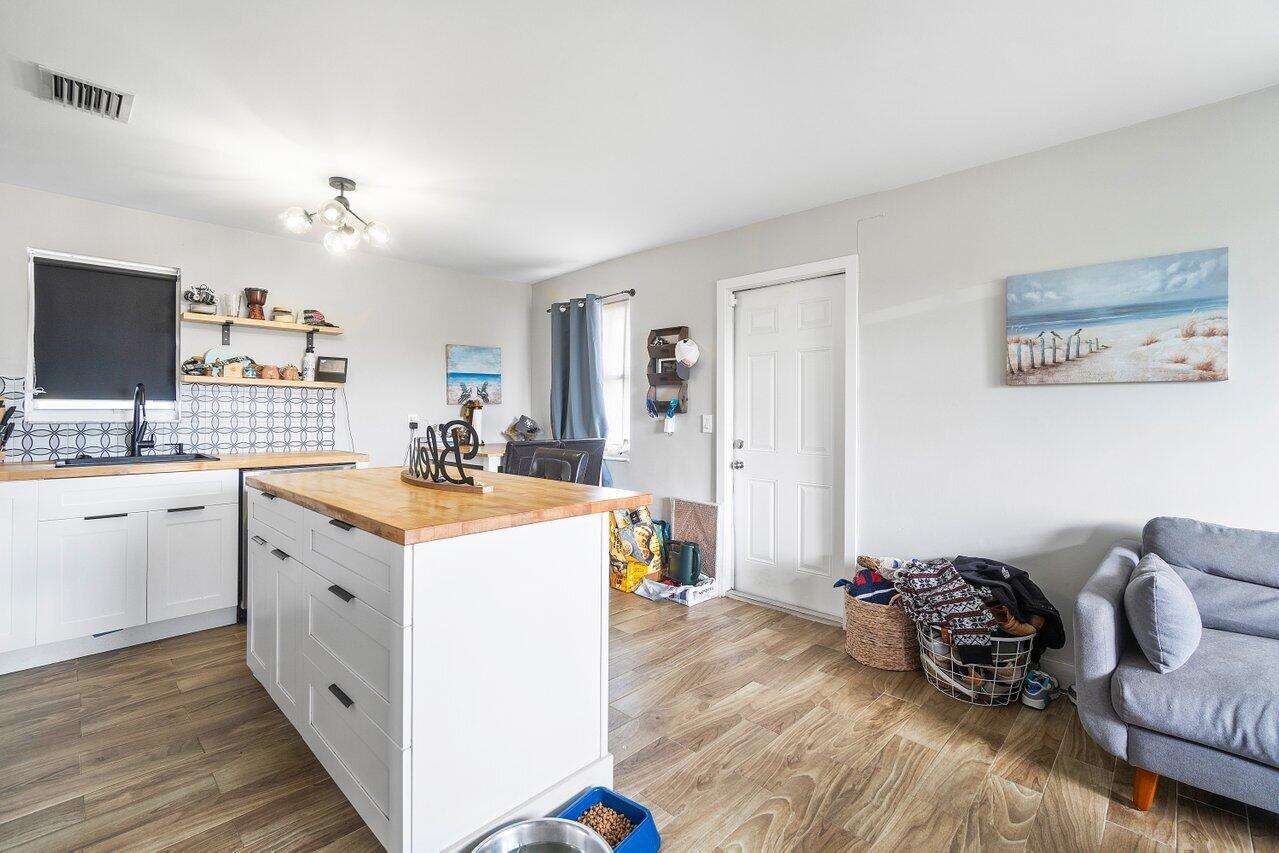 625 Latona Avenue Unit: 625