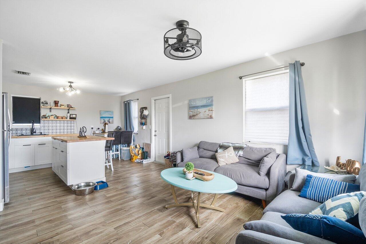 625 Latona Avenue Unit: 625