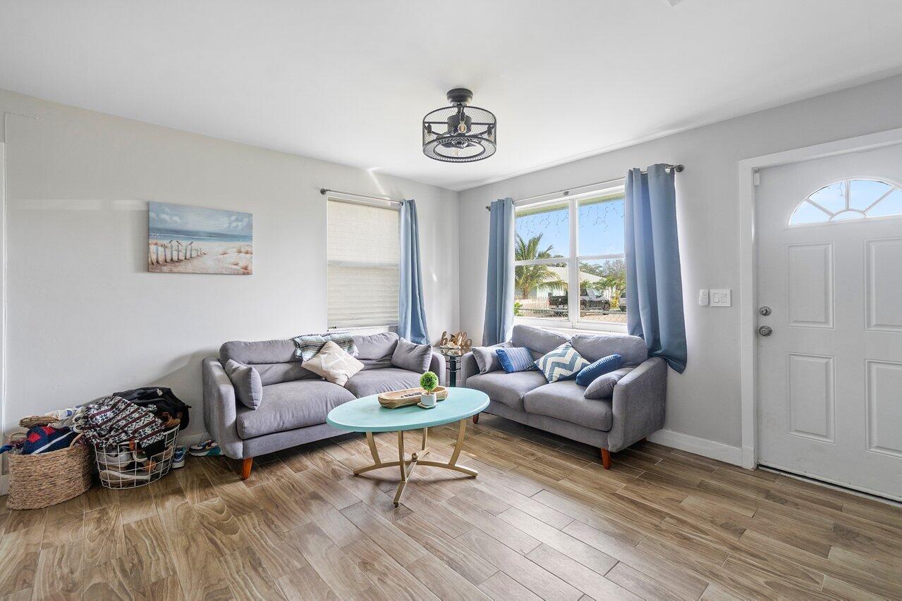 625 Latona Avenue Unit: 625