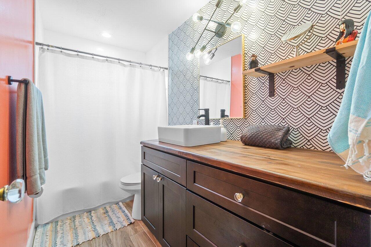 625 Latona Avenue Unit: 625