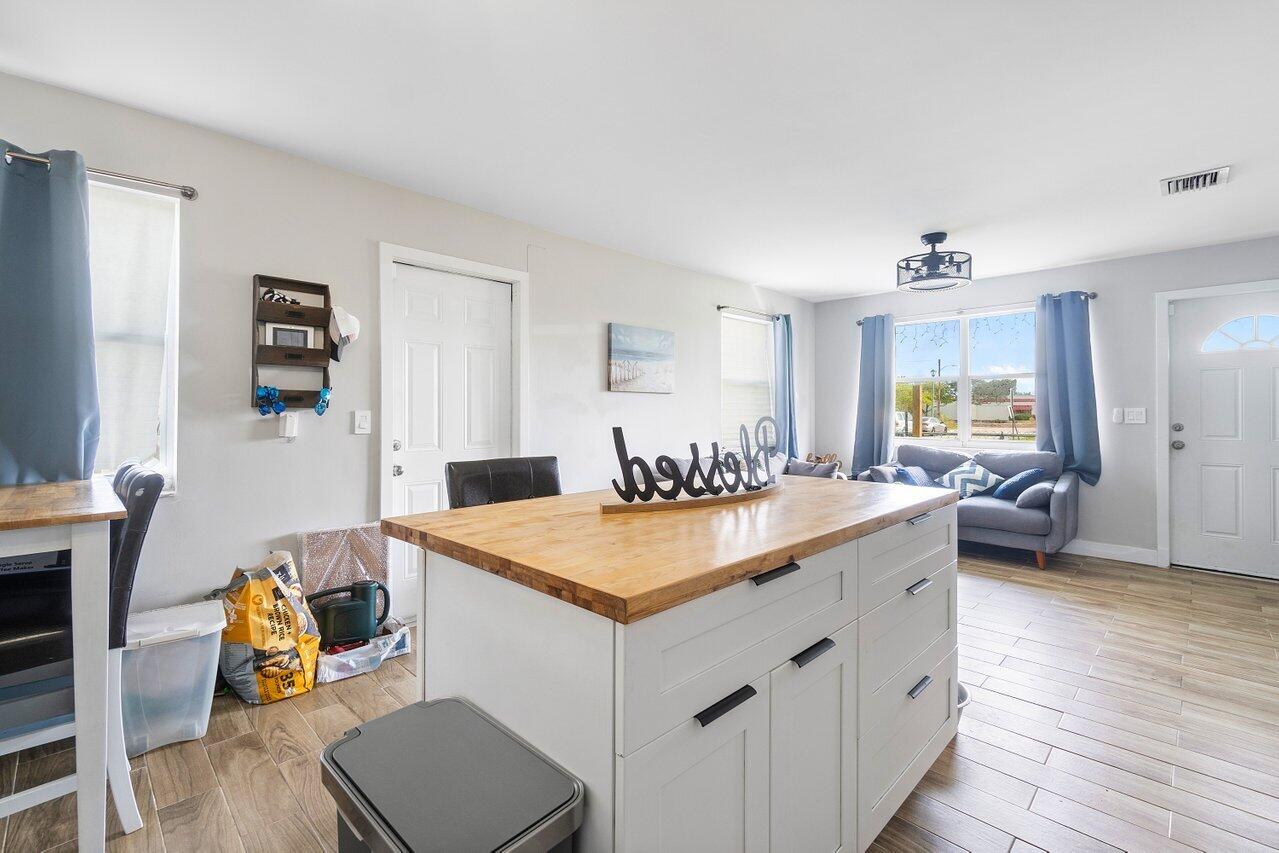 625 Latona Avenue Unit: 625