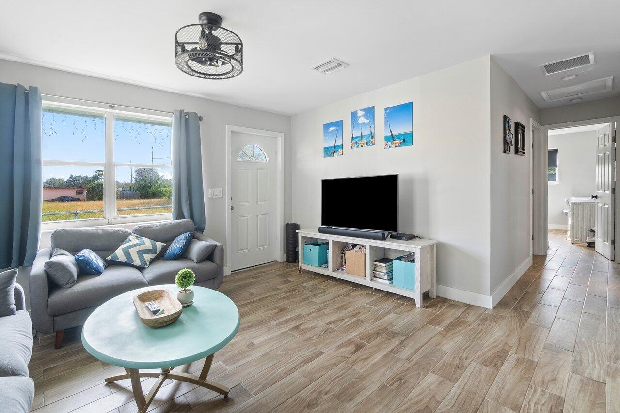 625 Latona Avenue Unit: 625