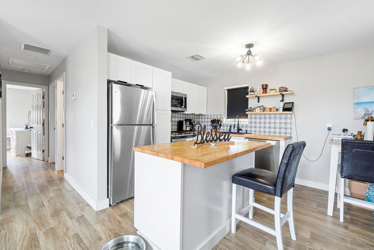 625 Latona Avenue Unit: 625