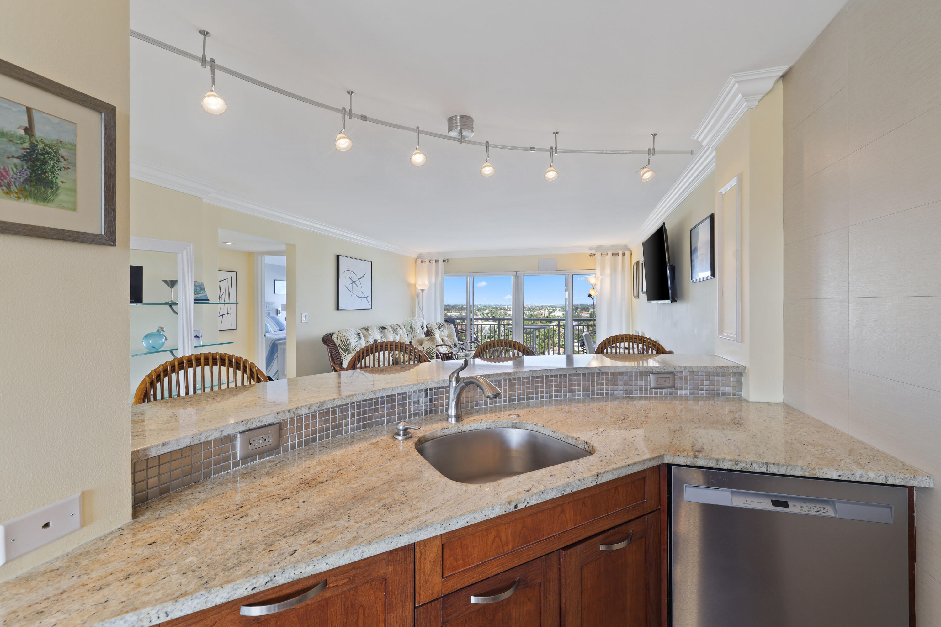 2611 N Riverside Drive Unit: 1006