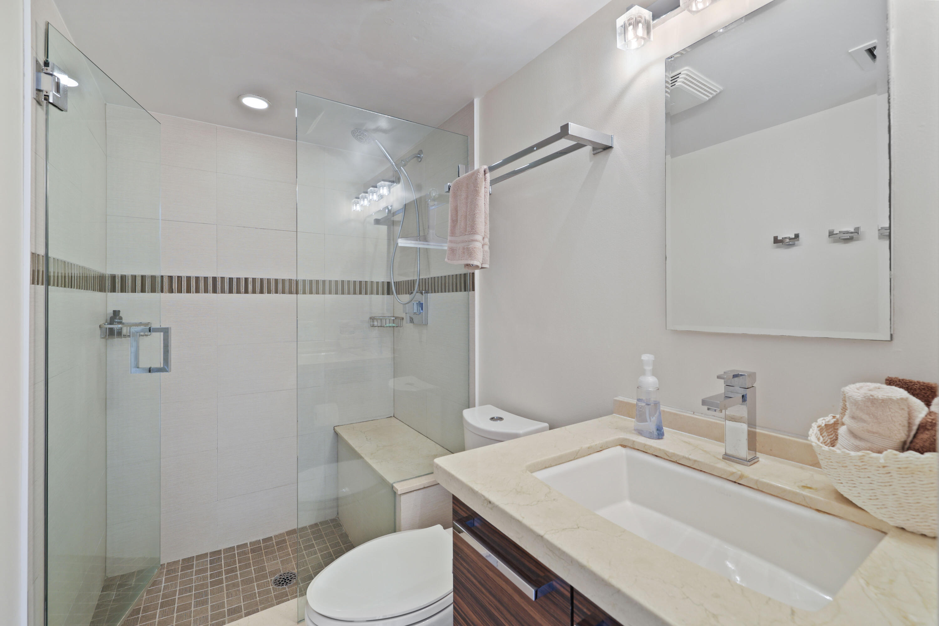 2611 N Riverside Drive Unit: 1006