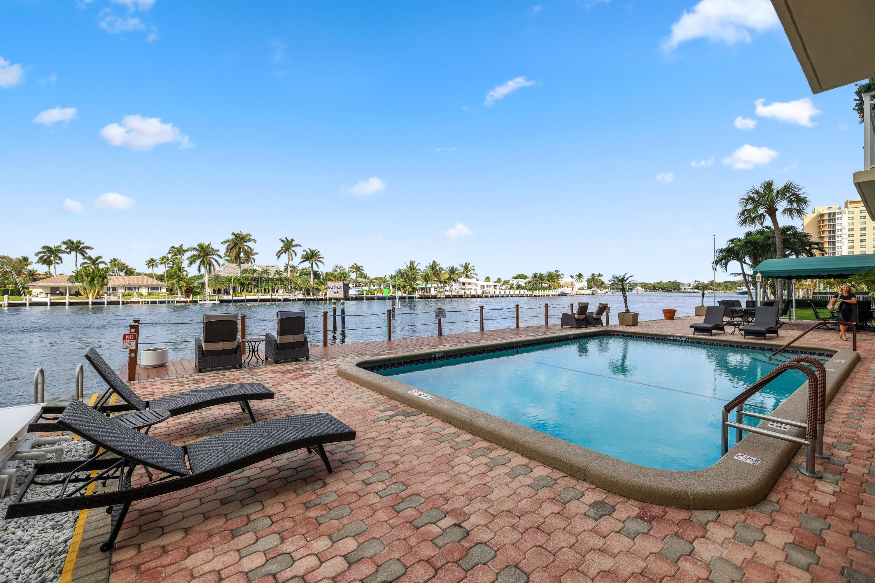 2611 N Riverside Drive Unit: 1006