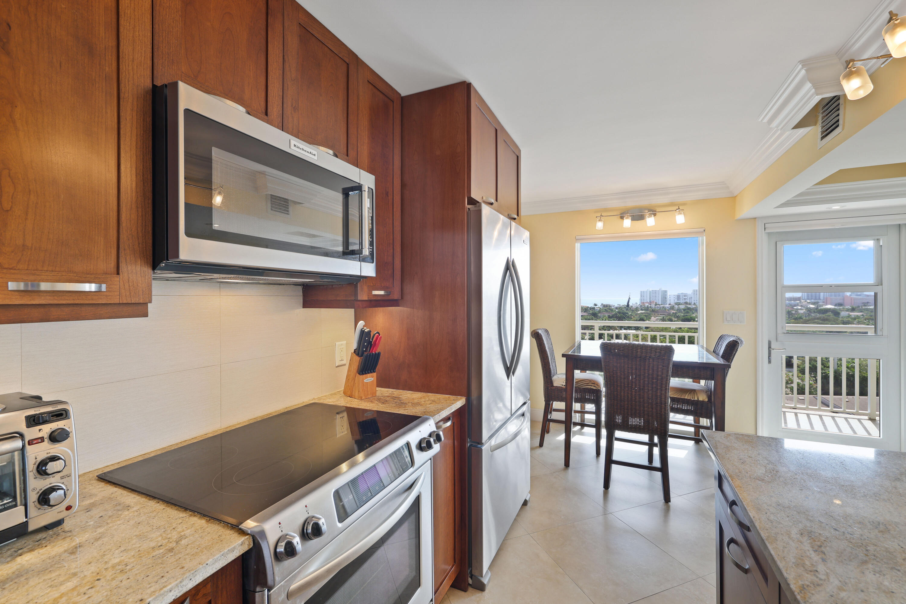 2611 N Riverside Drive Unit: 1006