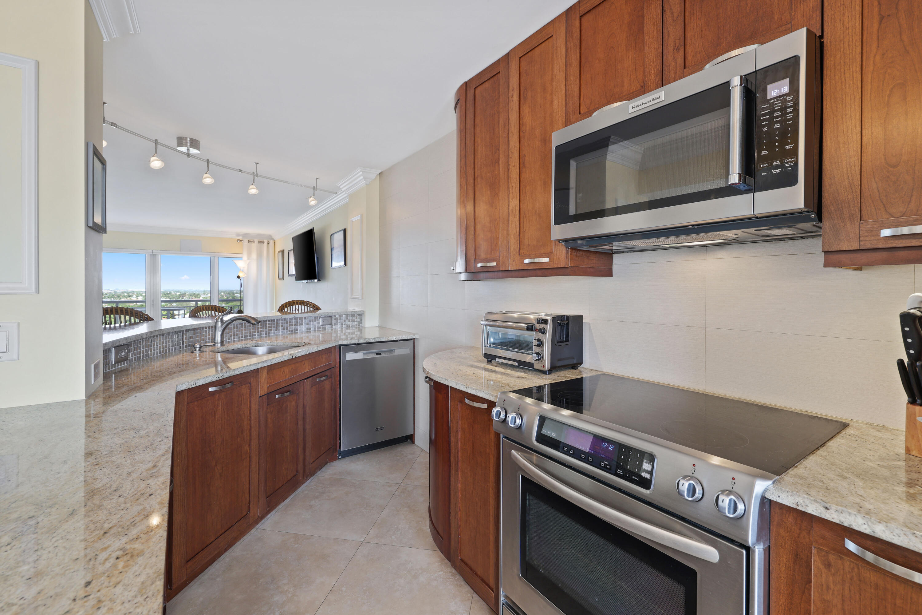 2611 N Riverside Drive Unit: 1006