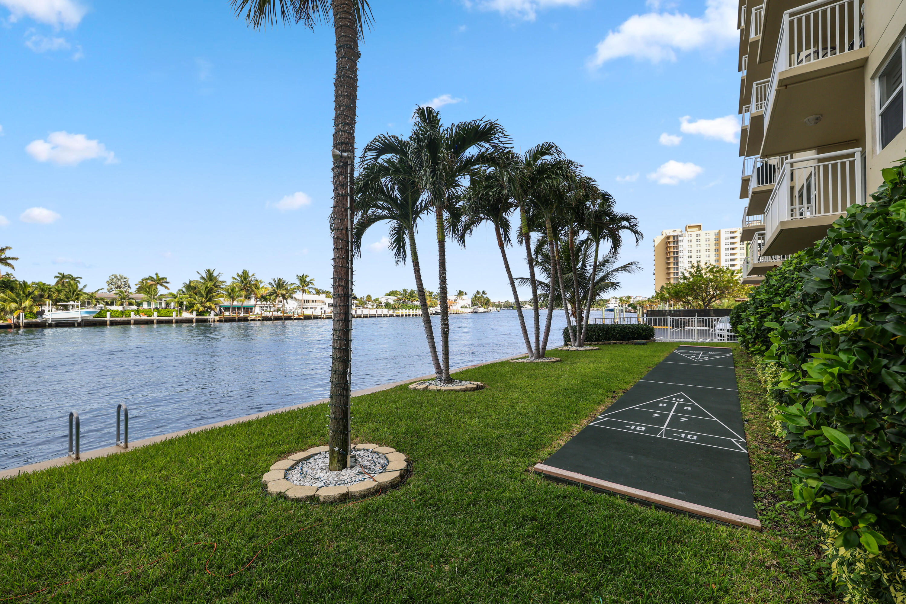 2611 N Riverside Drive Unit: 1006