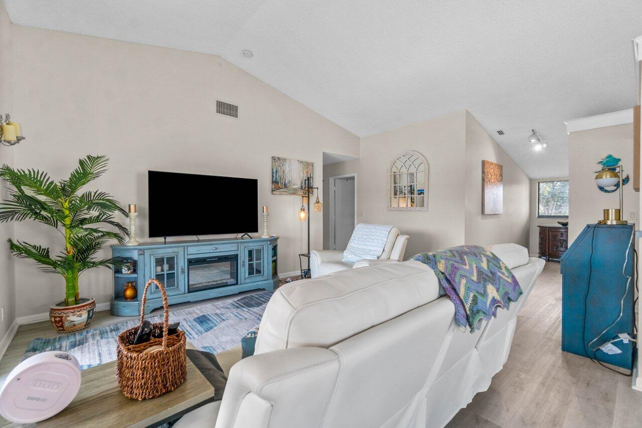 10279 N Circle Lake Drive Unit: 201