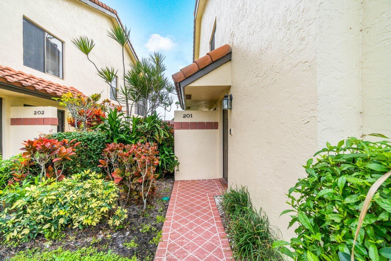 10279 N Circle Lake Drive Unit: 201