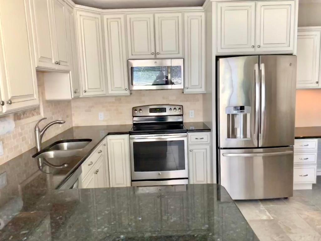 615 S Riverside Drive Unit: 10