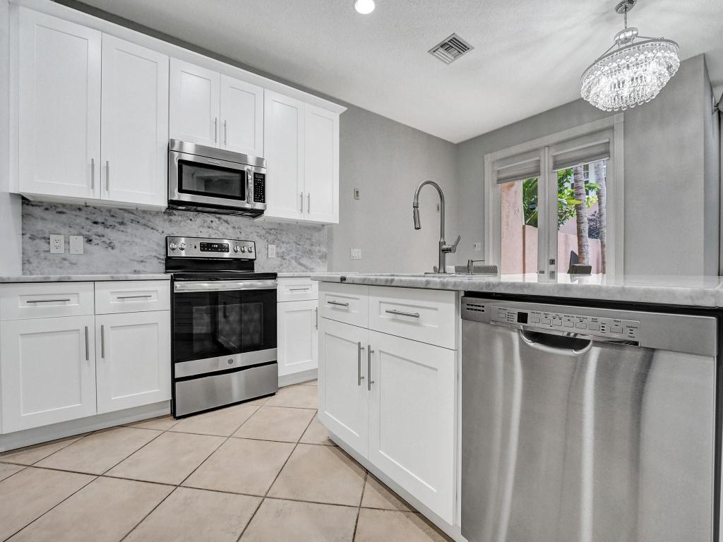 200 NE 14th Avenue Unit: 8