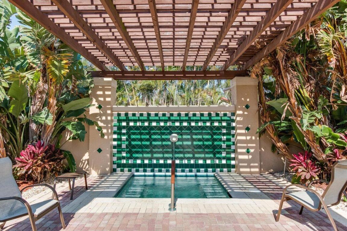 6821 Castlemaine Avenue